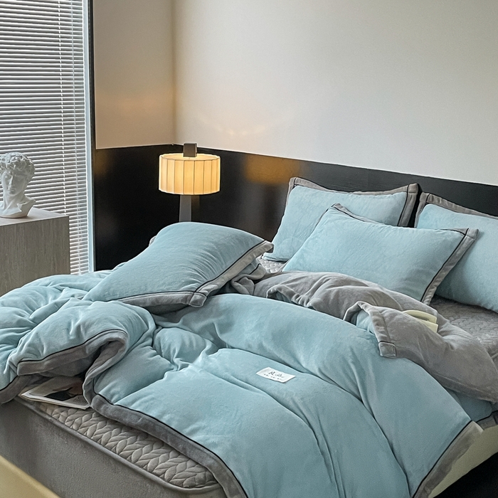 91家纺网 家纺一手货源 找家纺 欧邦 新款纯色双拼牛奶绒夹棉床笠四件套 天蓝+浅灰