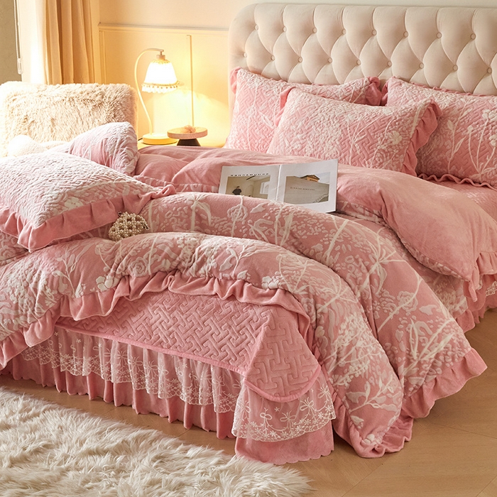 91家纺网 家纺一手货源 找家纺 畅畅家纺 2024新款11斤高克重新款韩版烂花牛奶绒床盖四件套系列 雾里看花-桃粉