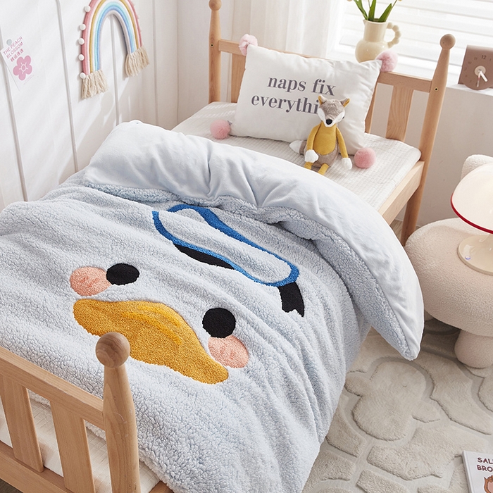 91家纺网 家纺一手货源 找家纺 丝涟家居 2025新款羊羔绒牛奶绒毛巾绣儿童脱卸被子 快乐鸭
