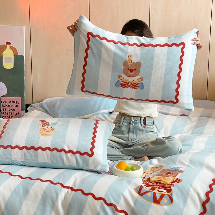 91家纺网 家纺一手货源 找家纺 圆岛 2024新款秋冬大版牛奶绒230全消光系列四件套 马戏小熊