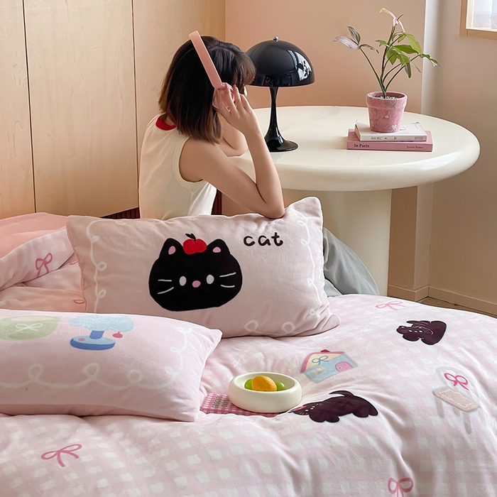 91家纺网 家纺一手货源 找家纺 圆岛 2024新款秋冬大版牛奶绒230全消光系列四件套 假日小咪