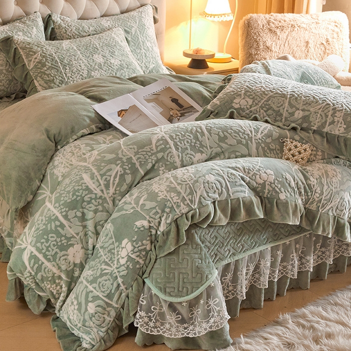 91家纺网 家纺一手货源 找家纺 畅畅家纺 2024新款11斤高克重新款韩版烂花牛奶绒床盖四件套系列 雾里看花-海藻青