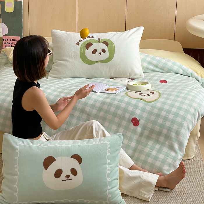 91家纺网 家纺一手货源 找家纺 圆岛 2024新款秋冬大版牛奶绒230全消光系列四件套 苹果熊猫