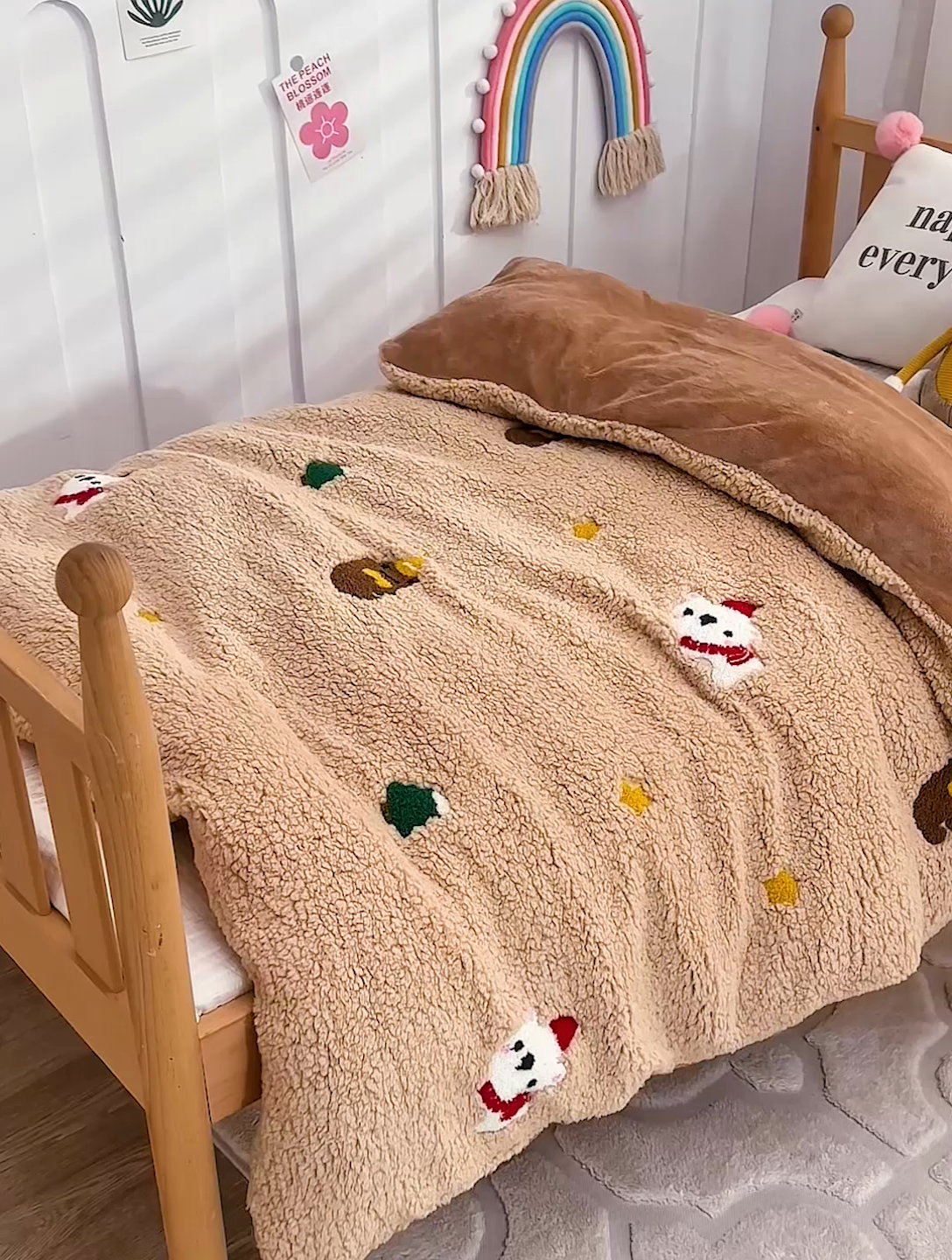 91家纺网 家纺一手货源 找家纺 丝涟家居 2025新款羊羔绒牛奶绒毛巾绣儿童脱卸被子 卡通熊