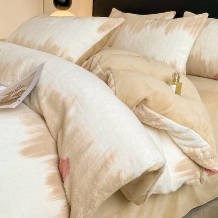 91家纺网 家纺一手货源 找家纺 （总）富之航家纺 2024新款剪花兔兔绒四件套绒双层牛奶绒雕花绒兔毛四件套多巴胺色系