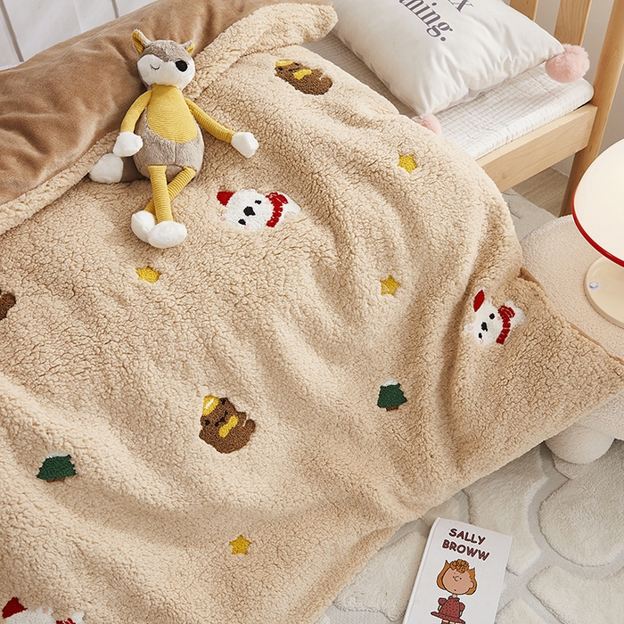 91家纺网 家纺一手货源 找家纺 丝涟家居 2025新款羊羔绒牛奶绒毛巾绣儿童脱卸被子 卡通熊