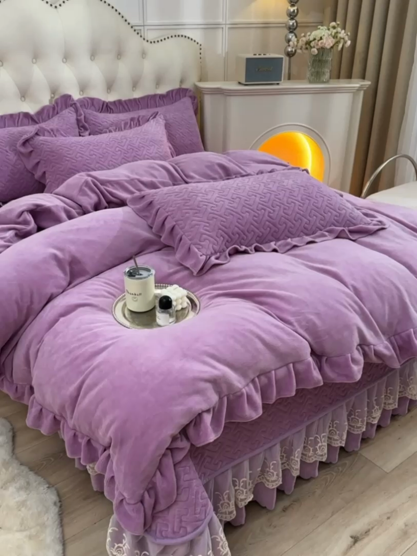 91家纺网 家纺一手货源 找家纺 畅畅家纺 2024新款简约纯色牛奶绒夹棉床盖四件套 倾城-紫