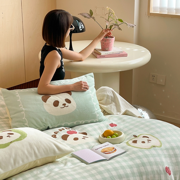 91家纺网 家纺一手货源 找家纺 圆岛 2024新款秋冬大版牛奶绒230全消光系列四件套 苹果熊猫