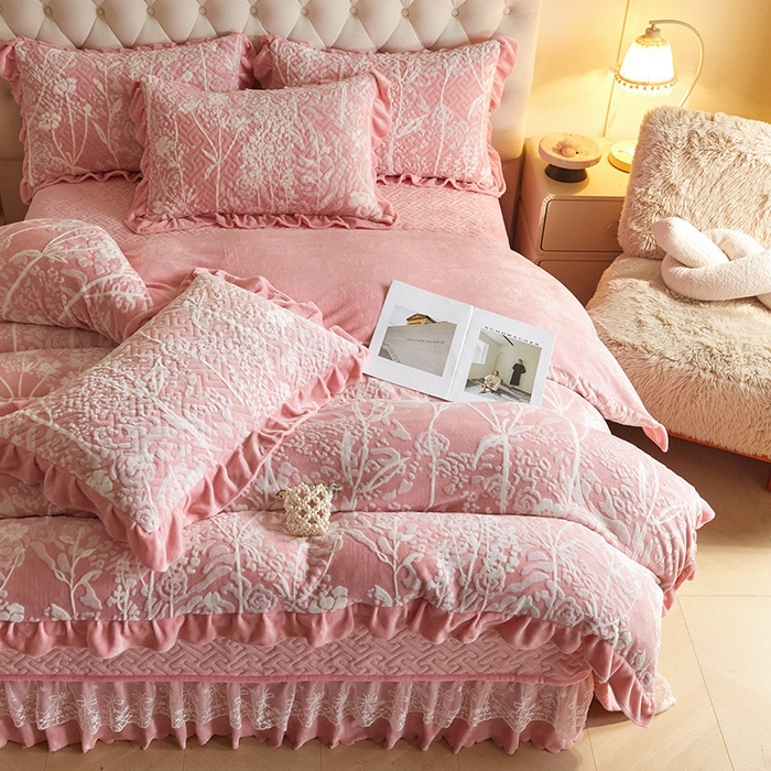 91家纺网 家纺一手货源 找家纺 畅畅家纺 2024新款11斤高克重新款韩版烂花牛奶绒床盖四件套系列 雾里看花-桃粉