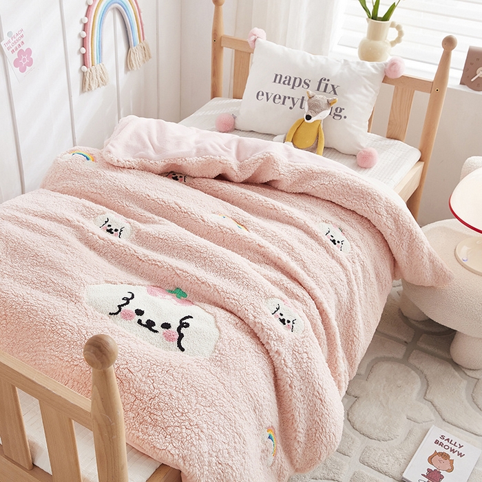 91家纺网 家纺一手货源 找家纺 丝涟家居 2025新款羊羔绒牛奶绒毛巾绣儿童脱卸被子 快乐小狗