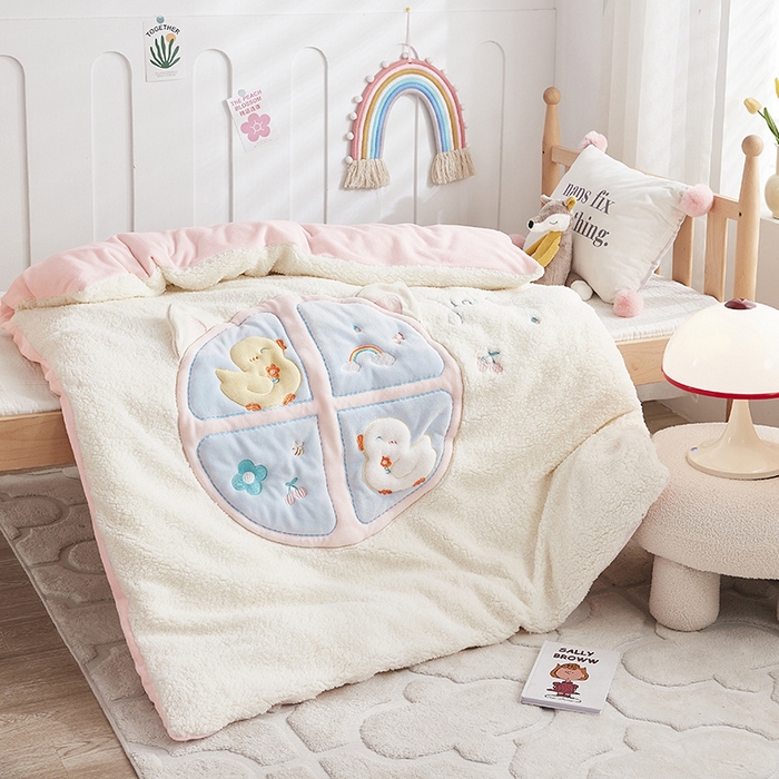 91家纺网 家纺一手货源 找家纺 丝涟家居 2025新款羊羔绒牛奶绒卡通刺绣儿童脱卸被子 呆萌鸭