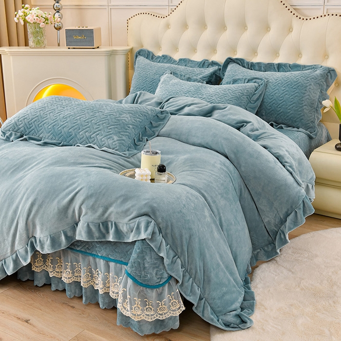 91家纺网 家纺一手货源 找家纺 畅畅家纺 2024新款简约纯色牛奶绒夹棉床盖四件套 倾城-雾蓝