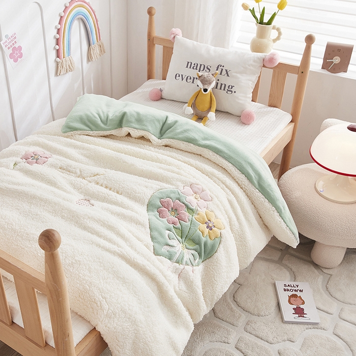 91家纺网 家纺一手货源 找家纺 丝涟家居 2025新款羊羔绒牛奶绒卡通刺绣儿童脱卸被子 浪漫花语