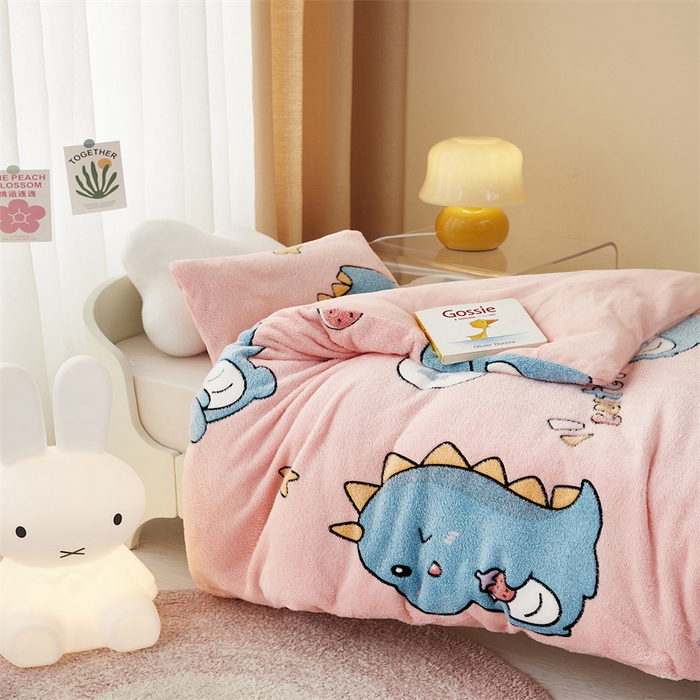 91家纺网 家纺一手货源 找家纺 丝涟家居 2025新款A类雪花绒牛奶绒儿童多功能可拆卸盖毯被 草莓恐龙