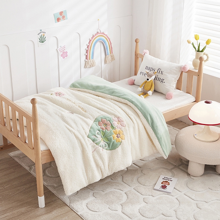 91家纺网 家纺一手货源 找家纺 丝涟家居 2025新款羊羔绒牛奶绒卡通刺绣儿童脱卸被子 浪漫花语