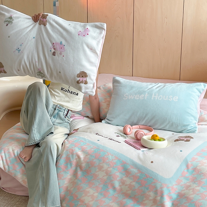 91家纺网 家纺一手货源 找家纺 圆岛 2024新款秋冬大版牛奶绒230全消光系列四件套 冬日小屋