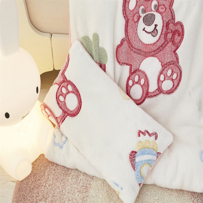 91家纺网 家纺一手货源 找家纺 丝涟家居 2025新款A类雪花绒牛奶绒儿童多功能可拆卸盖毯被 草莓熊