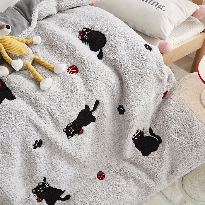 91家纺网 家纺一手货源 找家纺 丝涟家居 2025新款羊羔绒牛奶绒毛巾绣儿童脱卸被子 趣味猫咪