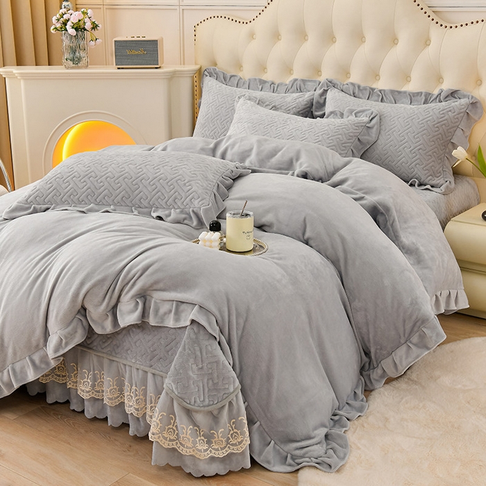 91家纺网 家纺一手货源 找家纺 畅畅家纺 2024新款简约纯色牛奶绒夹棉床盖四件套 倾城-灰