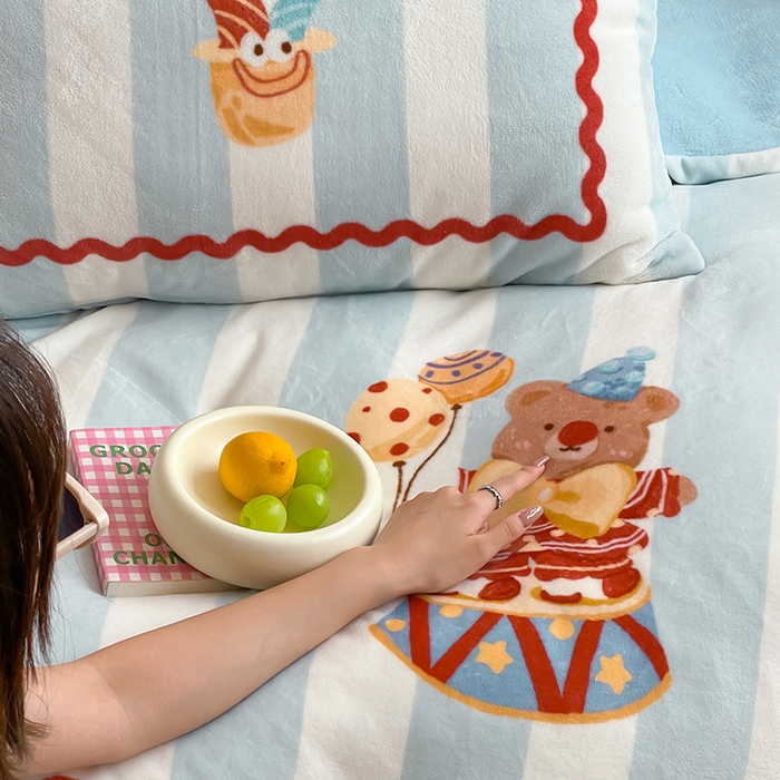 91家纺网 家纺一手货源 找家纺 圆岛 2024新款秋冬大版牛奶绒230全消光系列四件套 马戏小熊