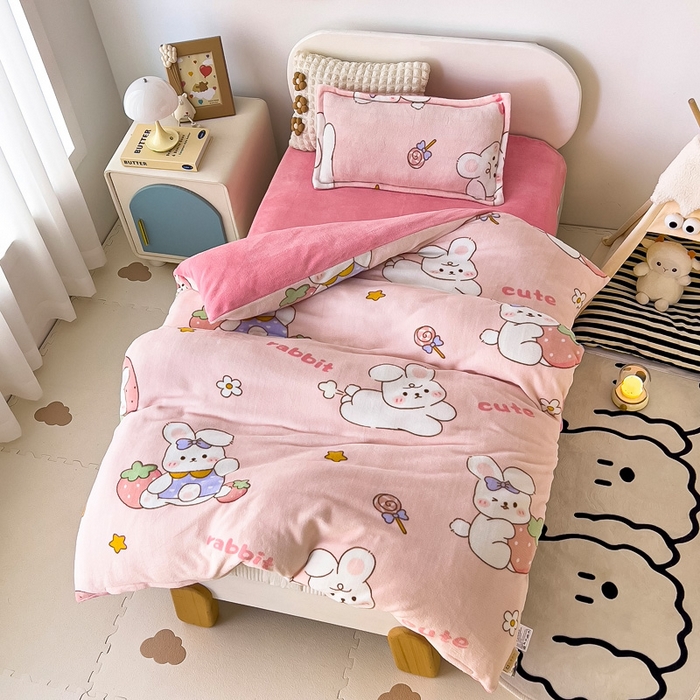 91家纺网 家纺一手货源 找家纺 吉咪兔 2025新款儿童卡通牛奶绒双面绒幼儿园被子三件套六件套保暖被褥被套草莓兔子