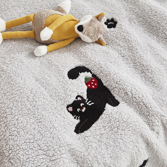 91家纺网 家纺一手货源 找家纺 丝涟家居 2025新款羊羔绒牛奶绒毛巾绣儿童脱卸被子 趣味猫咪