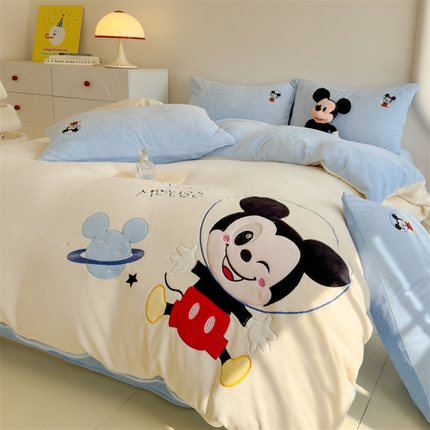 91家纺网 家纺一手货源 找家纺 （总）灰鲸 2025新款牛奶绒大版贴布绣四件套