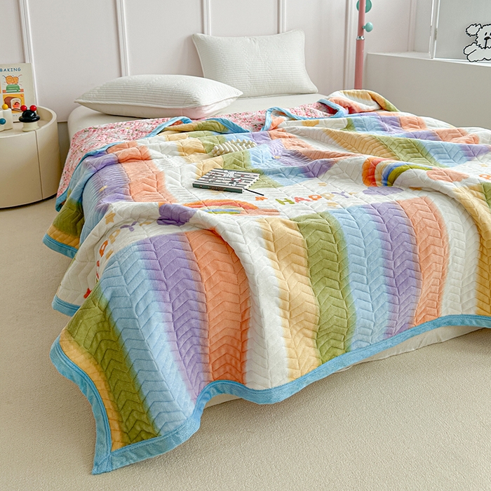 91家纺网 家纺一手货源 找家纺 源舜家纺 2025新款小清新印花牛奶绒床盖多用途盖毯系列 彩虹条