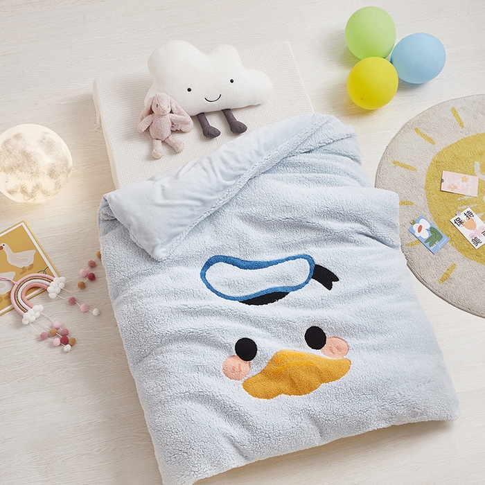 91家纺网 家纺一手货源 找家纺 丝涟家居 2025新款羊羔绒牛奶绒毛巾绣儿童脱卸被子 快乐鸭