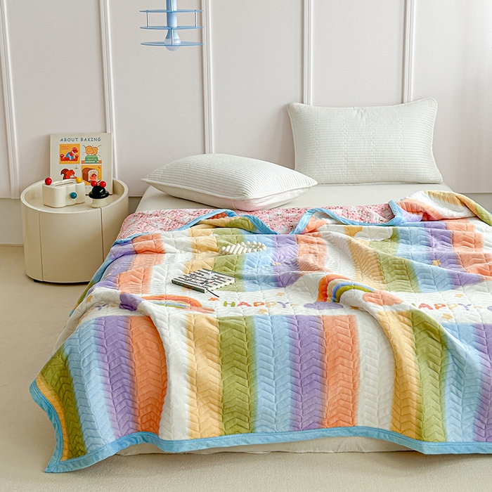 91家纺网 家纺一手货源 找家纺 源舜家纺 2025新款小清新印花牛奶绒床盖多用途盖毯系列 彩虹条