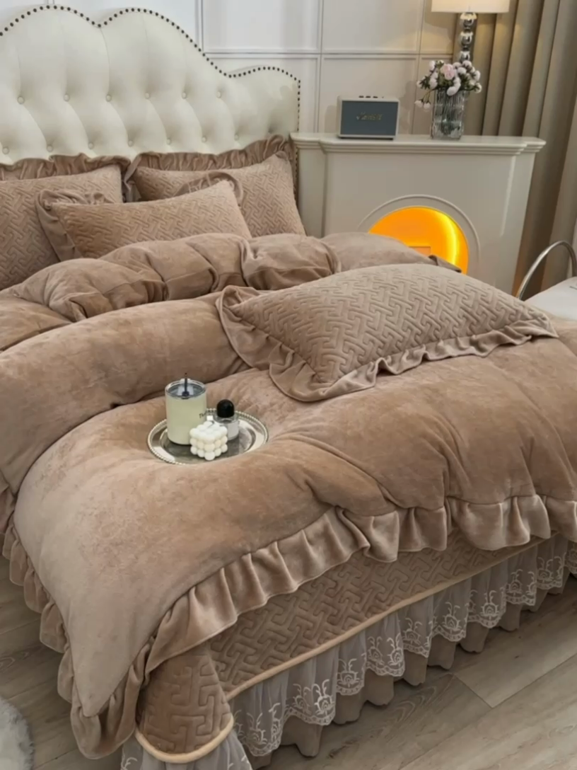 91家纺网 家纺一手货源 找家纺 畅畅家纺 2024新款简约纯色牛奶绒夹棉床盖四件套 倾城-卡其