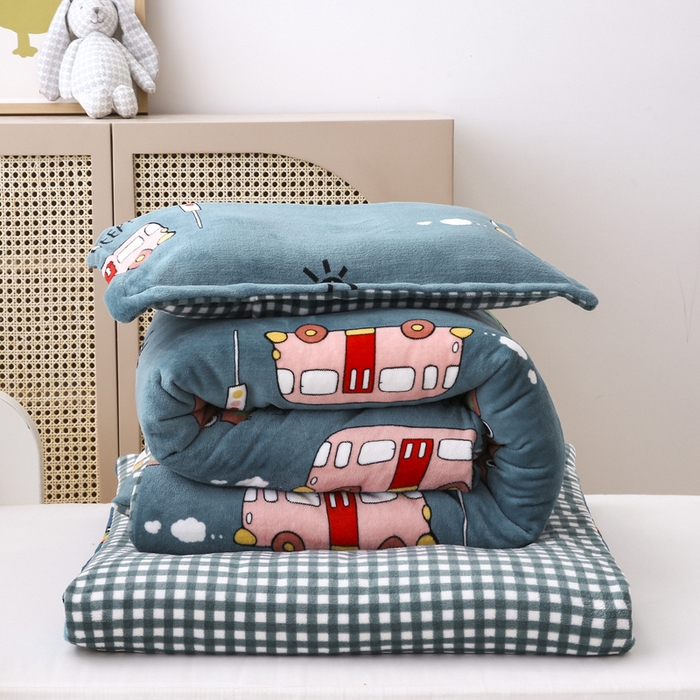 91家纺网 家纺一手货源 找家纺 吉咪兔 2025新款儿童卡通牛奶绒双面绒幼儿园被子三件套六件套保暖被褥被套 滴滴车队-蓝