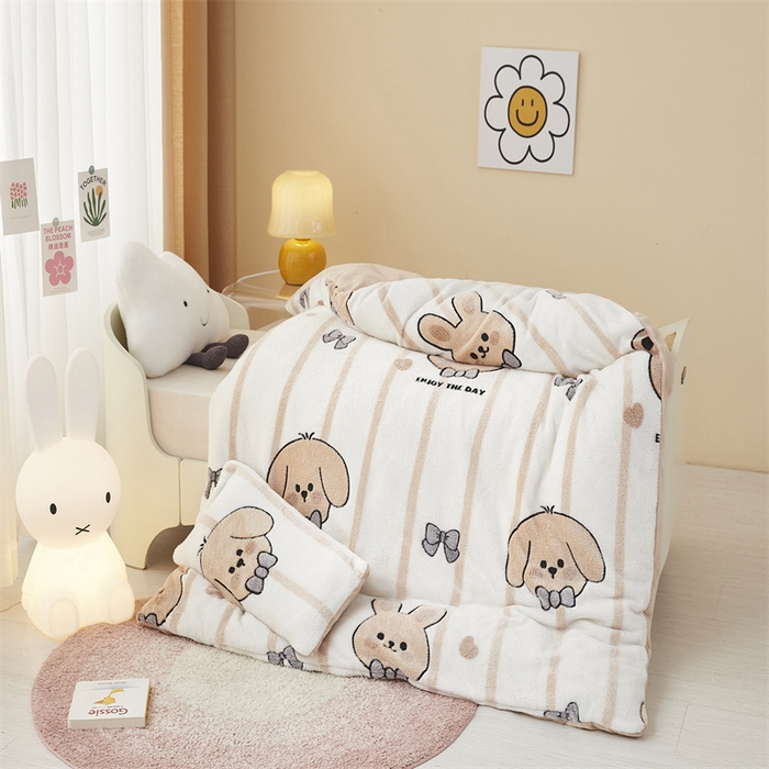 91家纺网 家纺一手货源 找家纺 丝涟家居 2025新款A类雪花绒牛奶绒儿童多功能可拆卸盖毯被 领结伙伴