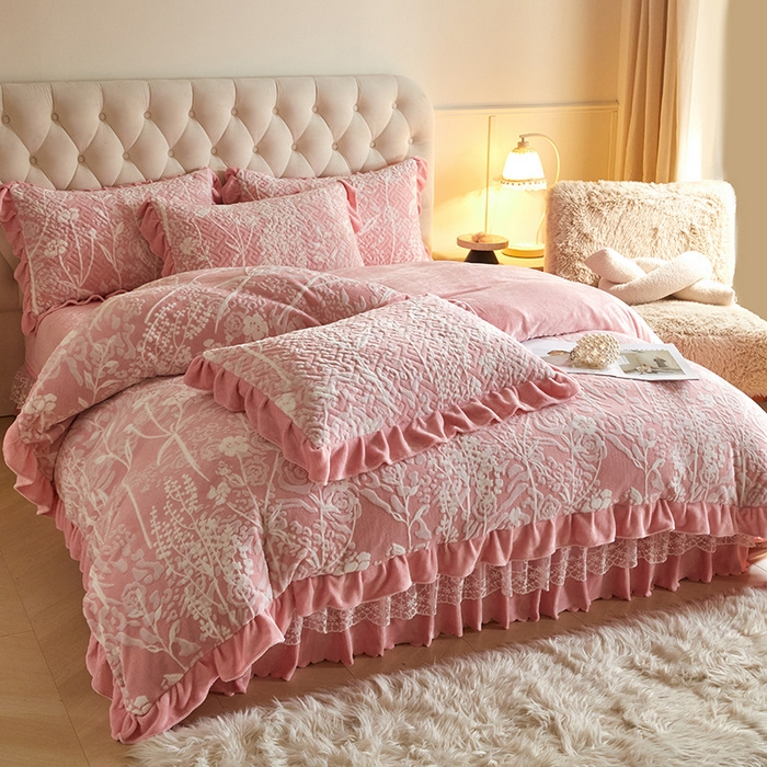 91家纺网 家纺一手货源 找家纺 畅畅家纺 2024新款11斤高克重新款韩版烂花牛奶绒床盖四件套系列 雾里看花-桃粉