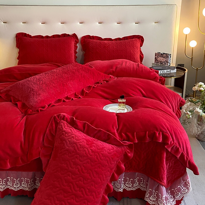 91家纺网 家纺一手货源 找家纺 畅畅家纺 2024新款简约纯色牛奶绒夹棉床盖四件套 倾城-大红