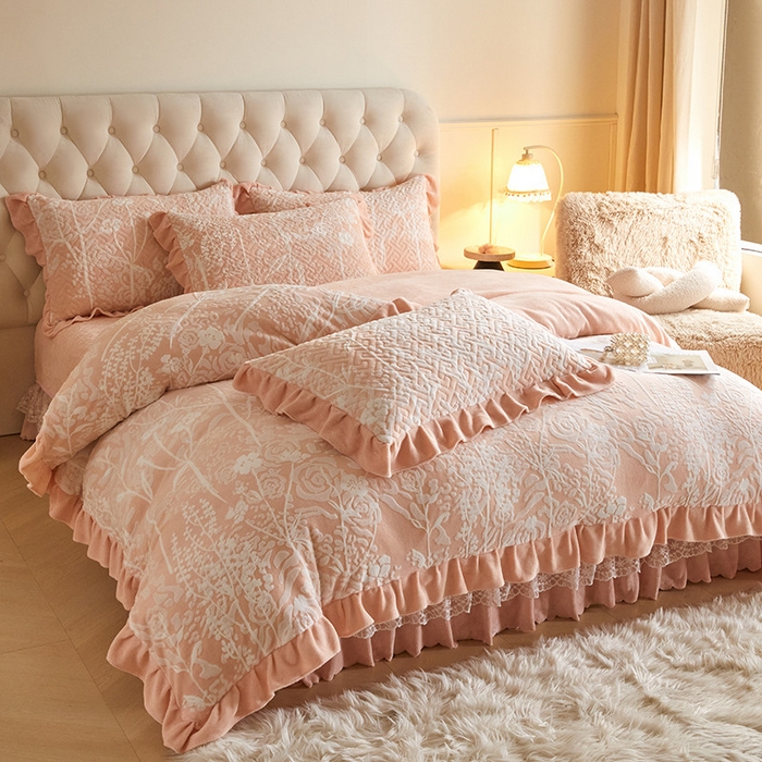 91家纺网 家纺一手货源 找家纺 畅畅家纺 2024新款11斤高克重新款韩版烂花牛奶绒床盖四件套系列 雾里看花-粉玉