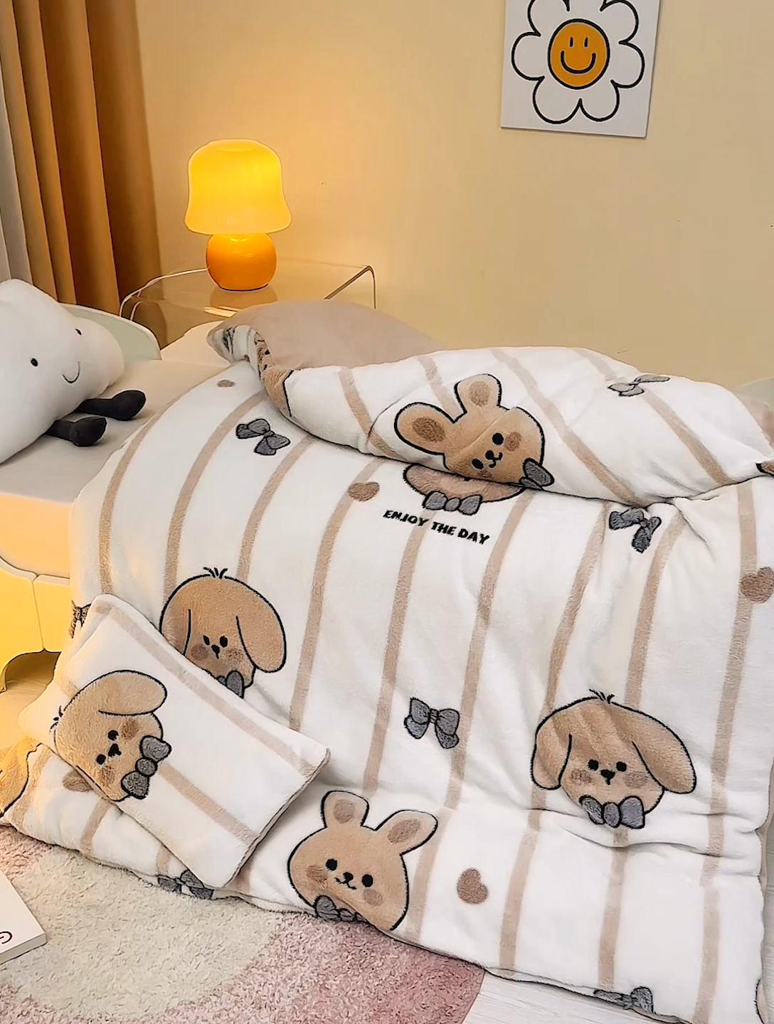 91家纺网 家纺一手货源 找家纺 丝涟家居 2025新款A类雪花绒牛奶绒儿童多功能可拆卸盖毯被 领结伙伴