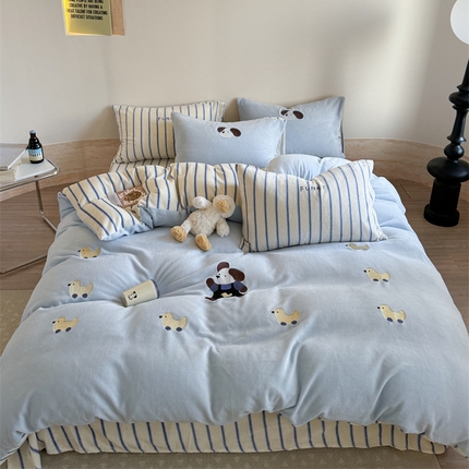 91家纺网 家纺一手货源 找家纺 暖生活 2024新款230克高克重牛奶绒刺绣四件套系列 鸭鸭狗