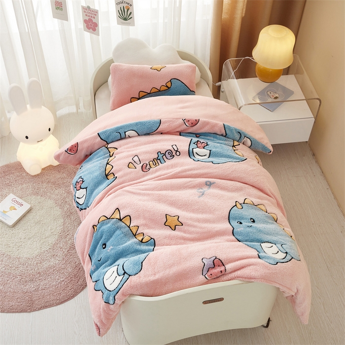 91家纺网 家纺一手货源 找家纺 丝涟家居 2025新款A类雪花绒牛奶绒儿童多功能可拆卸盖毯被 草莓恐龙