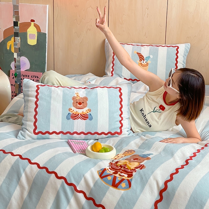 91家纺网 家纺一手货源 找家纺 圆岛 2024新款秋冬大版牛奶绒230全消光系列四件套 马戏小熊