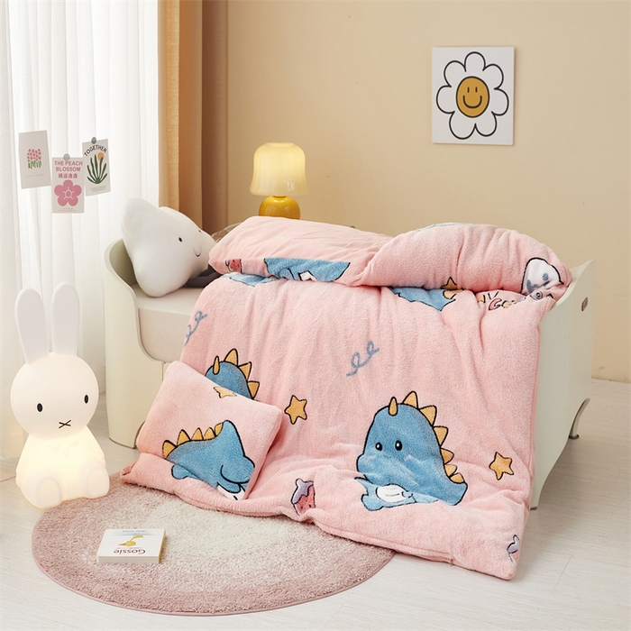 91家纺网 家纺一手货源 找家纺 丝涟家居 2025新款A类雪花绒牛奶绒儿童多功能可拆卸盖毯被 草莓恐龙