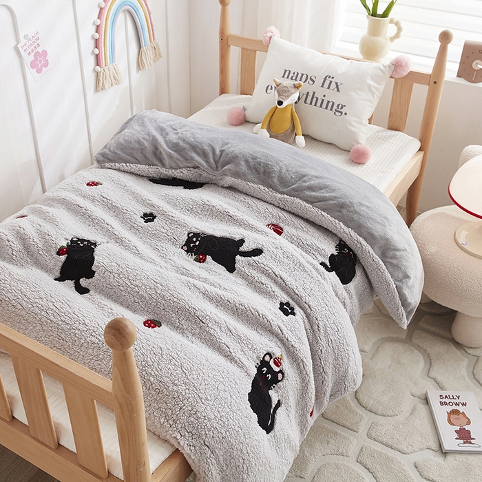 91家纺网 家纺一手货源 找家纺 丝涟家居 2025新款羊羔绒牛奶绒毛巾绣儿童脱卸被子 趣味猫咪