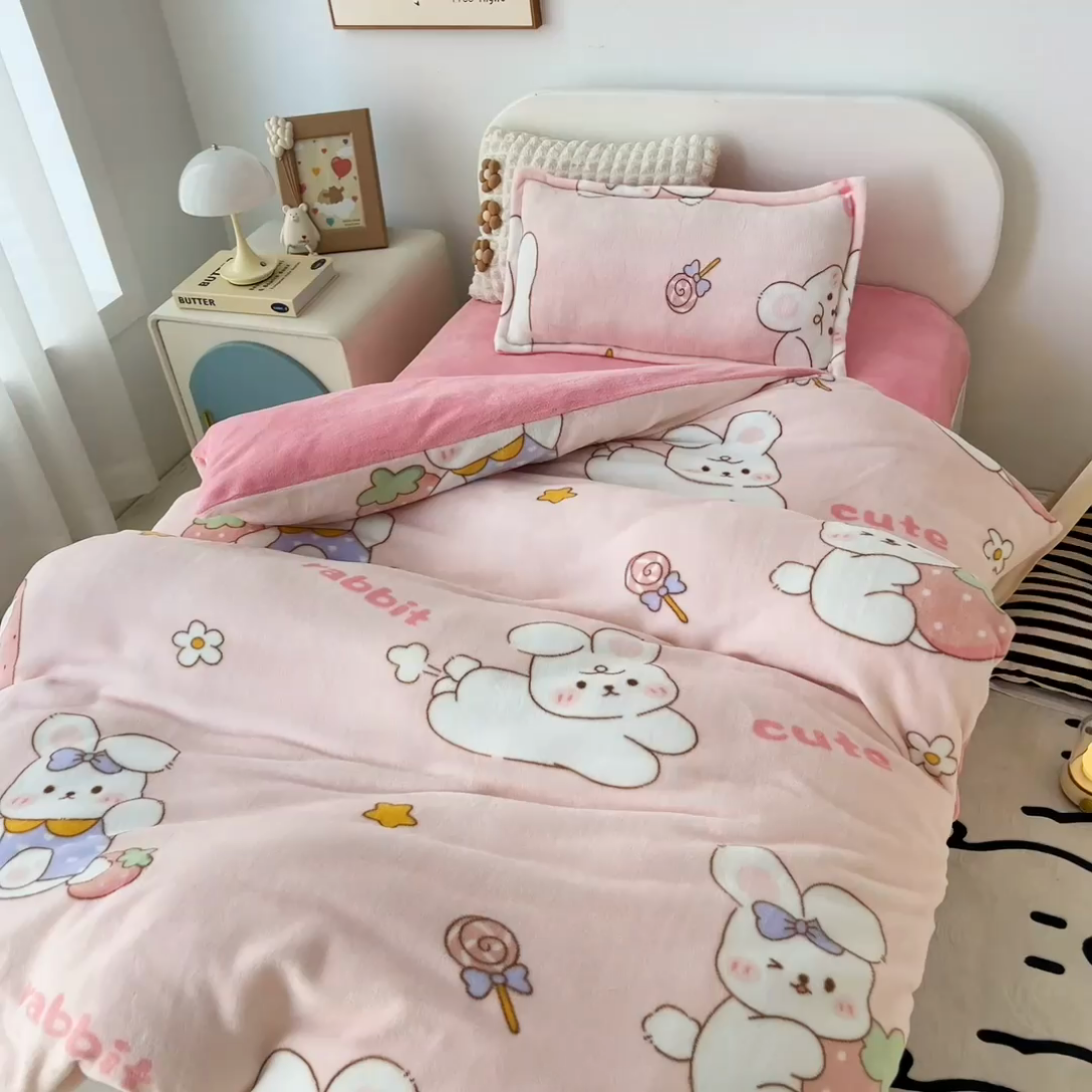 91家纺网 家纺一手货源 找家纺 吉咪兔 2025新款儿童卡通牛奶绒双面绒幼儿园被子三件套六件套保暖被褥被套草莓兔子