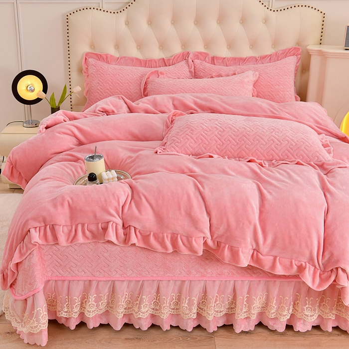 91家纺网 家纺一手货源 找家纺 畅畅家纺 2024新款简约纯色牛奶绒夹棉床盖四件套 倾城-桃粉