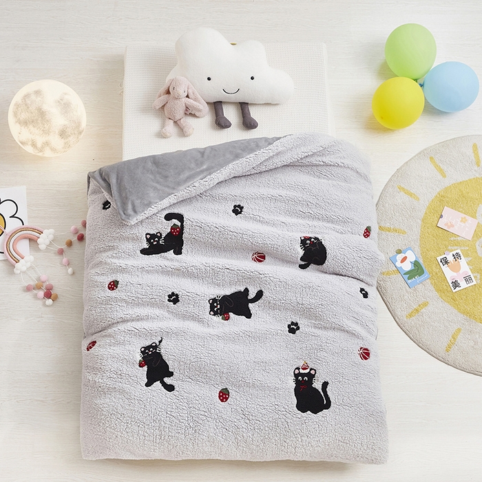 91家纺网 家纺一手货源 找家纺 丝涟家居 2025新款羊羔绒牛奶绒毛巾绣儿童脱卸被子 趣味猫咪