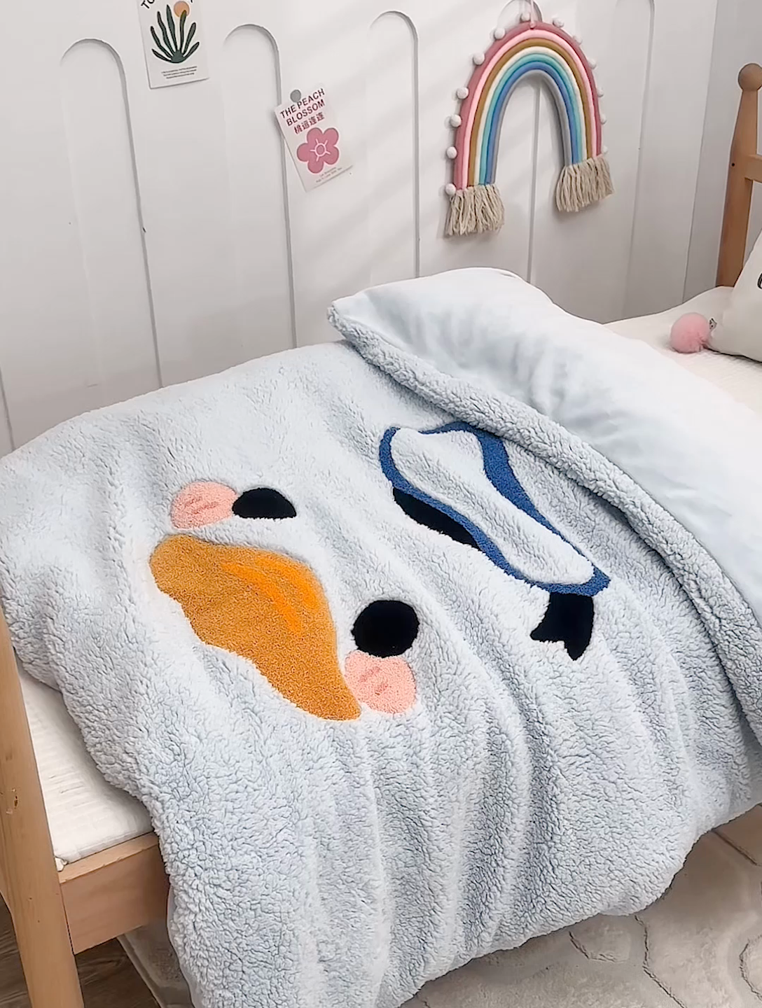 91家纺网 家纺一手货源 找家纺 丝涟家居 2025新款羊羔绒牛奶绒毛巾绣儿童脱卸被子 快乐鸭