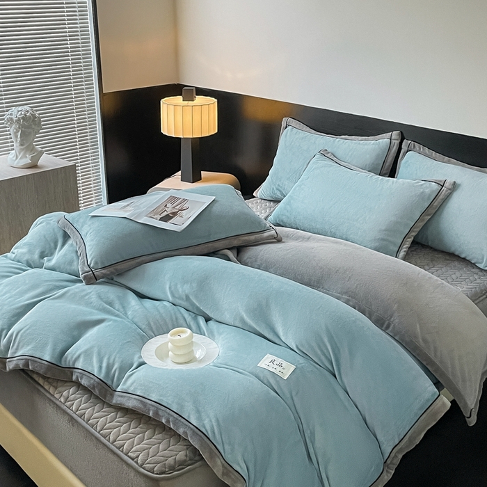 91家纺网 家纺一手货源 找家纺 欧邦 新款纯色双拼牛奶绒夹棉床笠四件套 天蓝+浅灰