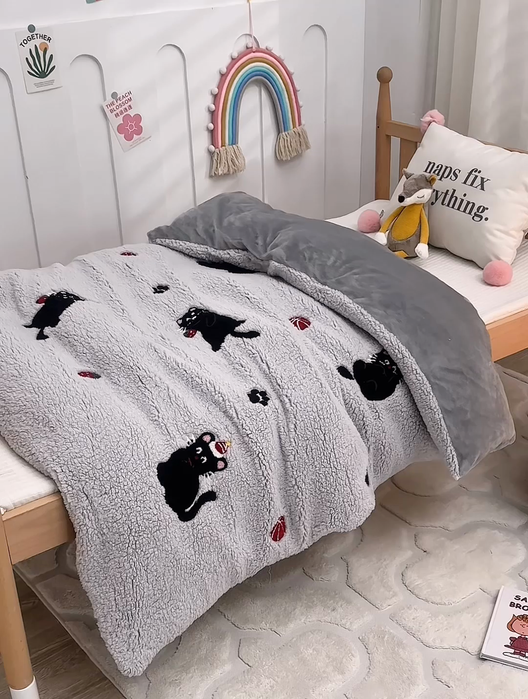 91家纺网 家纺一手货源 找家纺 丝涟家居 2025新款羊羔绒牛奶绒毛巾绣儿童脱卸被子 趣味猫咪