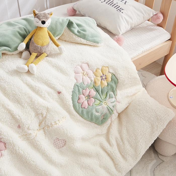 91家纺网 家纺一手货源 找家纺 丝涟家居 2025新款羊羔绒牛奶绒卡通刺绣儿童脱卸被子 浪漫花语