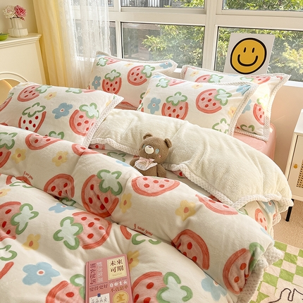 91家纺网 家纺一手货源 找家纺 琪格格纺织 2024新款印花A牛奶绒B兔兔绒大包边四件套 海盐草莓  牛奶绒大包边